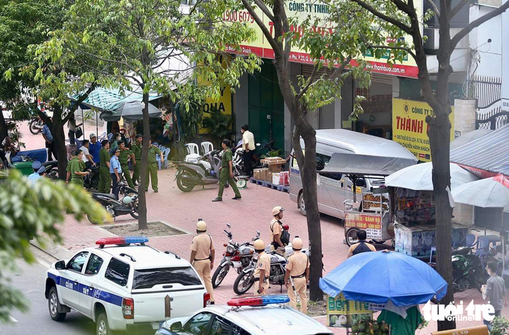 Chiều 26-10, tại chi nhánh Công ty TNHH Thành Bưởi (xe Thành Bưởi) ở quận Bình Thạnh xuất hiện nhiều lực lượng công an cùng lực lượng cảnh sát giao thông - trật tự ở bên ngoài - Ảnh: CHÂU TUẤN