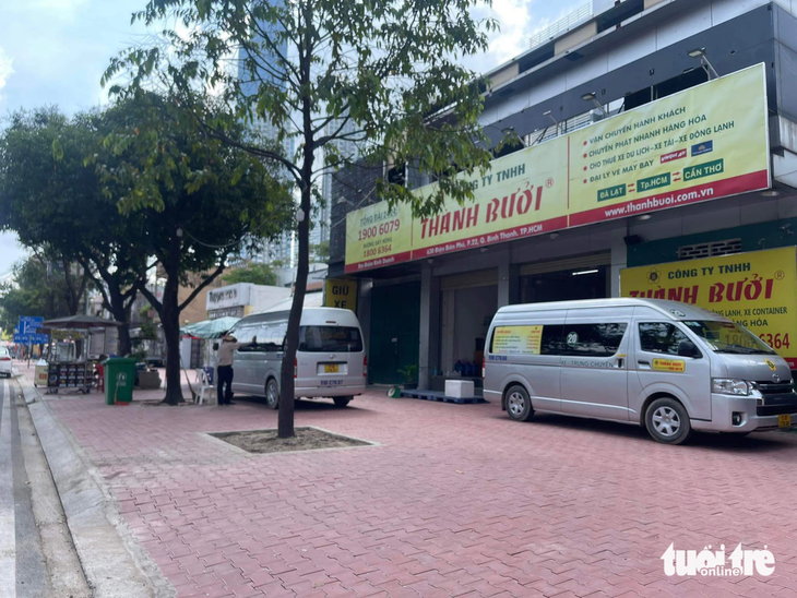 Lúc 10h sáng 29-10, chi nhánh xe Thành Bưởi ở quận Bình Thạnh vẫn nhận gửi hàng hóa - Ảnh: LÊ PHAN