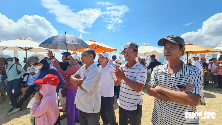 Dù trời nắng gắt nhưng đông đảo người dân Quy Nhơn vẫn theo dõi, cổ vũ các vận động viên - Ảnh: LÂM THIÊN