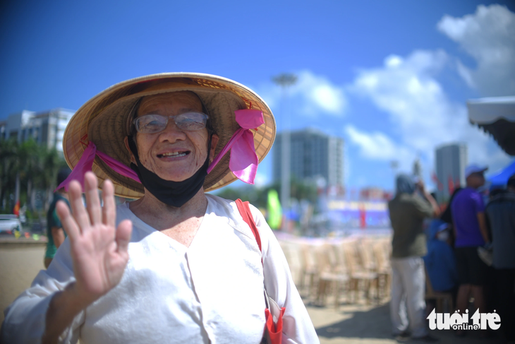 Bà Nguyễn Thị Bốn (92 tuổi) háo hức cổ vũ các vận động viên - Ảnh: LÂM THIÊN