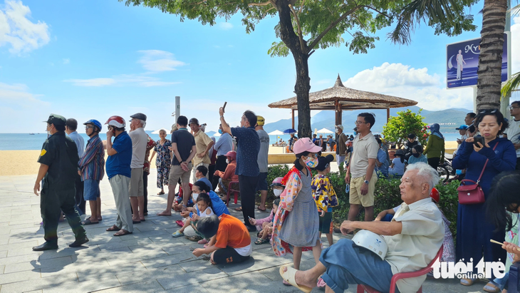 Rất đông người dân Quy Nhơn theo dõi cuộc đua từ trên bãi biển - Ảnh: LÂM THIÊN