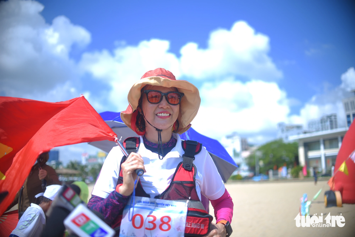 Chị Nguyễn Phương Khánh (Hà Nội) thích thú khi tham dự giải đấu tại Quy Nhơn - Ảnh: LÂM THIÊN