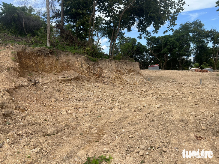 Chính quyền TP Hà Tiên cho rằng phải giải quyết dứt điểm việc tự lấy đất trên núi Bình San đi nơi khác mới yên lòng dân (ảnh chụp vào tháng 8 vừa qua) - Ảnh: Bạn đọc cung cấp