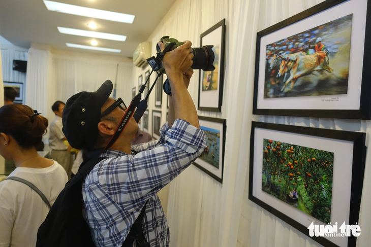 Nhiều đồng nghiệp từ khắp nơi đến tham quan triển lãm của cố nghệ sĩ nhiếp ảnh Hoàng Thạch Vân - Ảnh: NGUYỄN CÔNG THÀNH