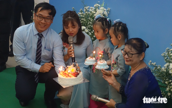 Gia đình cố nghệ sĩ nhiếp ảnh Hoàng Thạch Vân hát chúc mừng sinh nhật ông - Ảnh: NGUYỄN CÔNG THÀNH