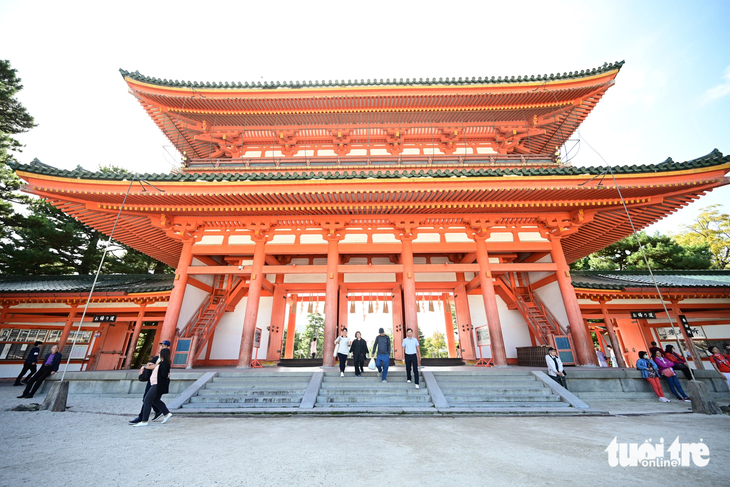  Du khách Việt tham quan Hoàng cung Kyoto, Nhật Bản trong tháng 10-2023 - Ảnh: QUANG ĐỊNH