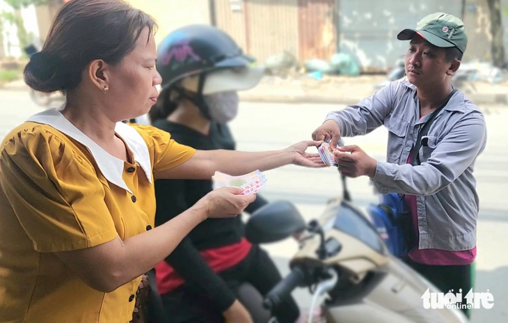 Một người trên đường Võ Văn Vân (xã Vĩnh Lộc B, huyện Bình Chánh) mua vé số của anh Lý Đăng Khoa vào ngày 29-10 - Ảnh: NGỌC KHẢI