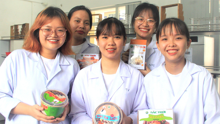 Năm nữ sinh viên Trường ĐH Công Thương TP.HCM đã mày mò nghiên cứu và tạo ra các sản phẩm nui ăn kiêng - Ảnh: CÔNG TRIỆU