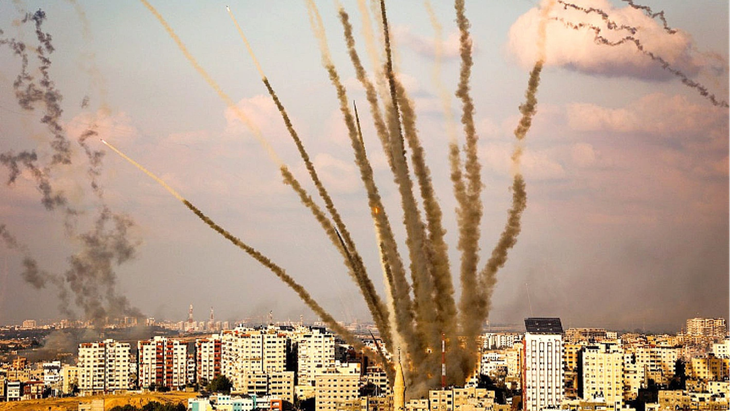 Đạn pháo phản lực của Hamas bắn từ Dải Gaza vào Israel hôm 10-10-2023 - Ảnh: Flash90