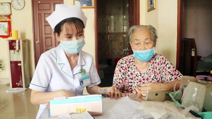 Người cao tuổi đang được tư vấn online trực tuyến với các bác sĩ tại bệnh viện trong mùa dịch COVID-19 với sự hỗ trợ của điều dưỡng - Ảnh: THU HIẾN