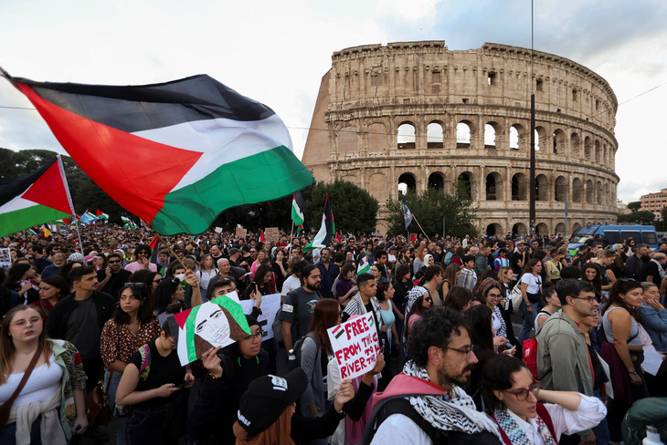 Biểu tình ủng hộ Palestine ở Rome, Ý, ngày 28-10 - Ảnh: REUTERS