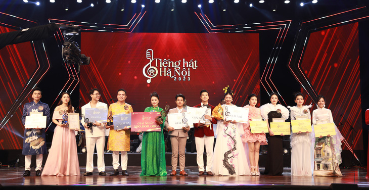 Các thí sinh đạt giải tại cuộc thi Tiếng hát Hà Nội 2023 - Ảnh: T.ĐIỂU