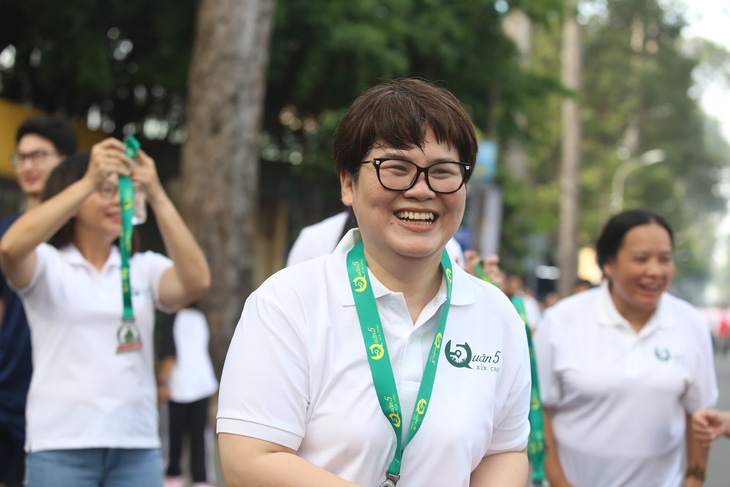 Bà Trương Minh Kiều - chủ tịch UBND quận 5 - tươi cười sau khi về đích - Ảnh: ĐỨC KHUÊ