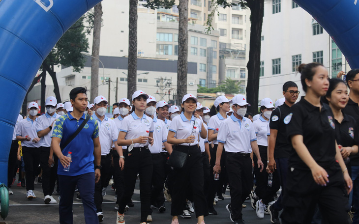 Quận 5 vinh danh doanh nghiệp thông qua chương trình đi bộ đặc biệt