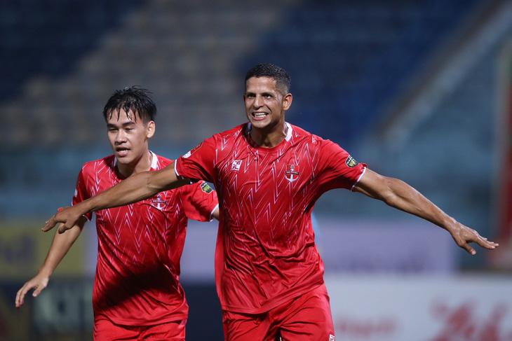 Tiền đạo Lucao lập hattrick vào lưới đội bóng cũ và giúp CLB Hải Phòng phá &quot;dớp&quot; không thắng trên sân nhà CLB Hà Nội suốt 13 năm qua - Ảnh: MINH ĐỨC