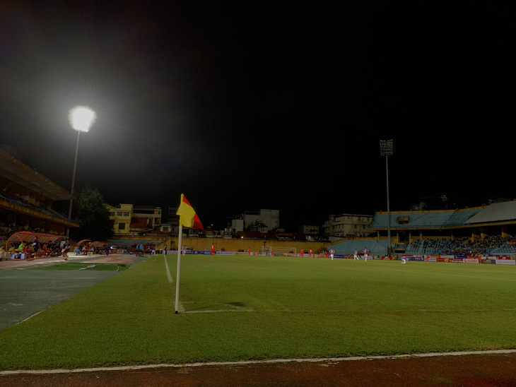 Trận đấu giữa CLB Hà Nội gặp CLB Hải Phòng bị hoãn khoảng 40 phút sau giờ nghỉ giải lao vì sự cố mất điện ở một dàn đèn - Ảnh: MINH ĐỨC