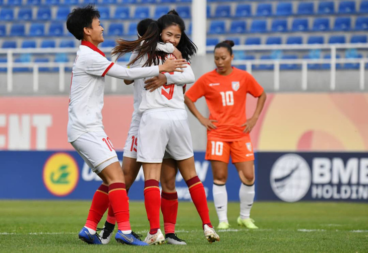 Đội tuyển nữ Việt Nam ăn mừng chiến thắng trước Ấn Độ - Ảnh: VFF
