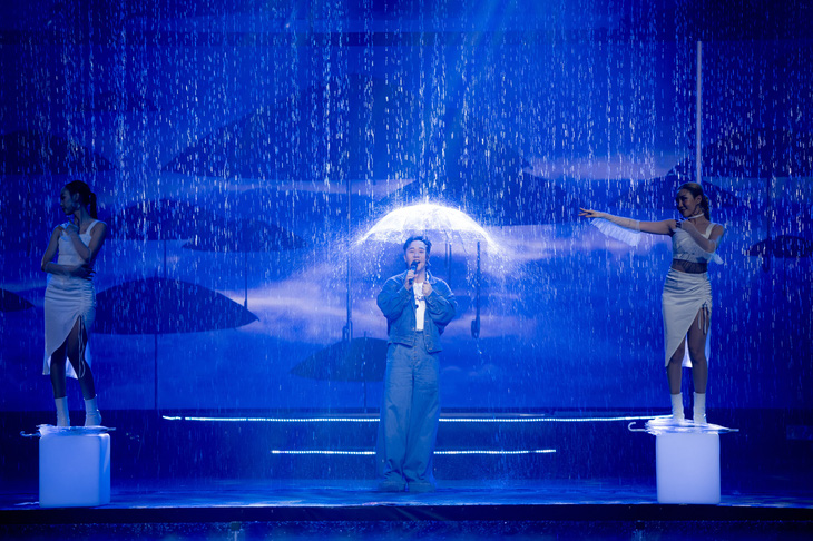 Cơn mưa thật trên sân khấu đem đến cảm xúc cho cả nghệ sĩ và khán giả