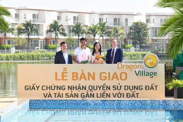 Phú Long trao sổ hồng cho cư dân Dragon Village và Dragon Parc, khẳng định uy tín Nhà phát triển đô thị bền vững