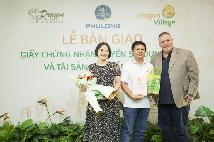 Trước đó, ngày 7-10, công ty Phú Long đã tiến hành bàn giao Giấy chứng nhận quyền sử dụng đất và tài sản gắn liền với đất cho các cư dân, khách hàng của khu biệt thự Dragon Parc.