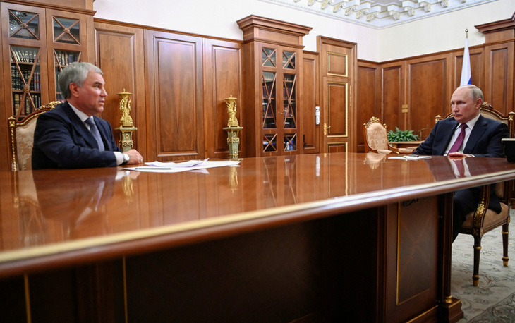 Chủ tịch Duma Quốc gia Nga Vyacheslav Volodin (trái) trao đổi cùng Tổng thống Vladimir Putin ngày 6-10 - Ảnh: REUTERS