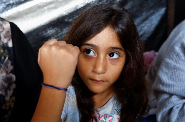 Một bé gái Palestine tại Dải Gaza đeo vòng tay để cha mẹ em có thể nhận diện - Ảnh: REUTERS