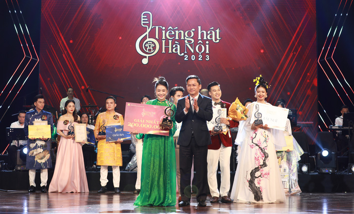 Quán quân Trần Thị Vân Anh nhận giải thưởng trị giá 200 triệu đồng từ ban tổ chức - Ảnh: BTC