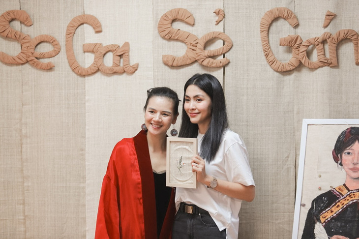 Tăng Thanh Hà và nhà thiết kế Phạm Ngọc Anh tại workshop gây quỹ cho chương trình &quot;Se gai sẻ gánh&quot; ngày 28-10 - Ảnh: BTC