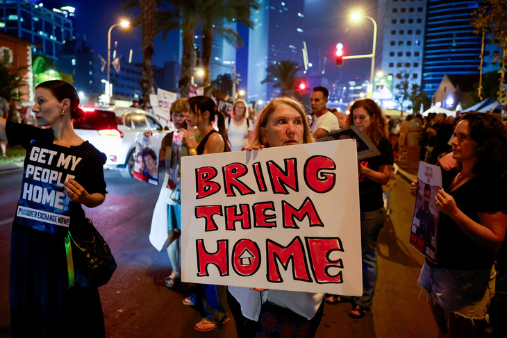 Một số thân nhân con tin và người ủng hộ xuống đường ở thành phố Tel Aviv, Israel, ngày 28-10 - Ảnh: REUTERS