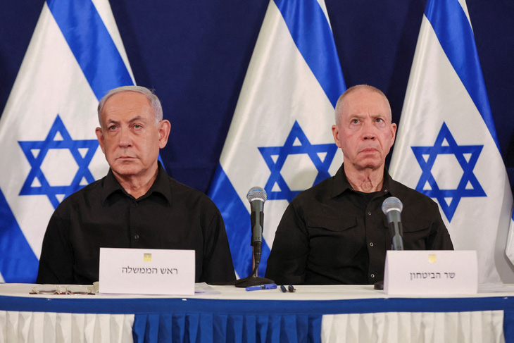Thủ tướng Israel Benjamin Netanyahu (trái) và Bộ trưởng Quốc phòng Yoav Gallant trong cuộc họp báo tại căn cứ quân sự Kirya, thành phố Tel Aviv, Israel, ngày 28-10 - Ảnh: REUTERS