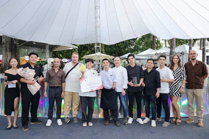 Ban giám khảo trao giải thưởng cho các thí sinh cuộc thi APC - artLIVE Pizza Championship 2023