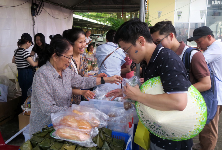 Bác sĩ Nguyễn Thị Ngọc Phượng bán hàng từ thiện Ươm mầm hạnh phúc