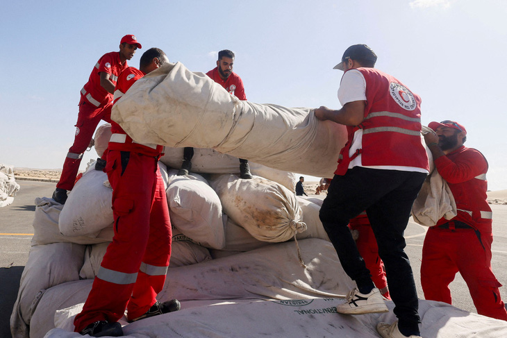 Các thành viên Hội Trăng lưỡi liềm đỏ Ai Cập điều phối viện trợ cho Gaza, ngày 20-10 - Ảnh: REUTERS