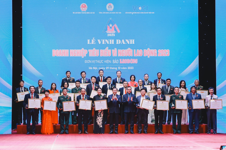 Phó thủ tướng Lê Minh Khái và Chủ tịch Công đoàn Việt Nam Nguyễn Đình Khang trao bằng khen cho các doanh nghiệp được tôn vinh - Ảnh: HẢI NGUYỄN
