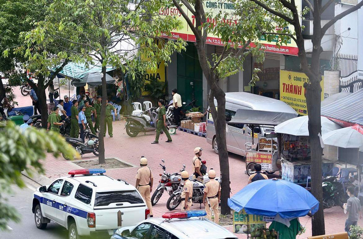 Chiều 26-10, tại trụ sở Công ty TNHH Thành Bưởi (xe Thành Bưởi) xuất hiện nhiều lực lượng công an cùng lực lượng cảnh sát giao thông - trật tự ở bên ngoài - Ảnh: CHÂU TUẤN