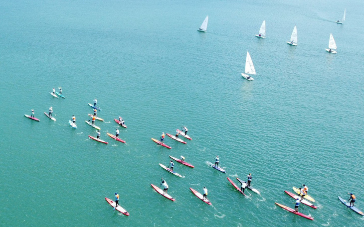 Dân Quy Nhơn đội nắng cổ vũ đua thuyền buồm quốc tế