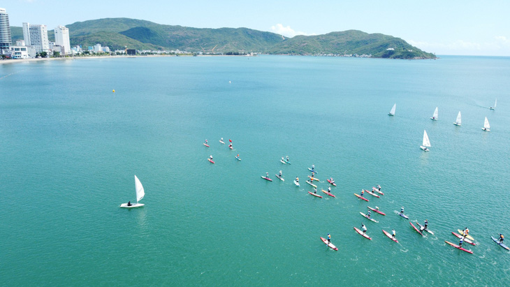 Hàng trăm vận động viên trong và ngoài nước đang tranh tài tại giải đua thuyền buồm quốc tế trên biển Quy Nhơn - Ảnh: HỒNG QUÂN