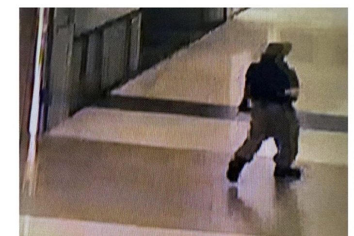 Hình ảnh nghi phạm xách súng đi lại trong trung tâm thương mại chiều 3-10 - Ảnh: SIAMRATH