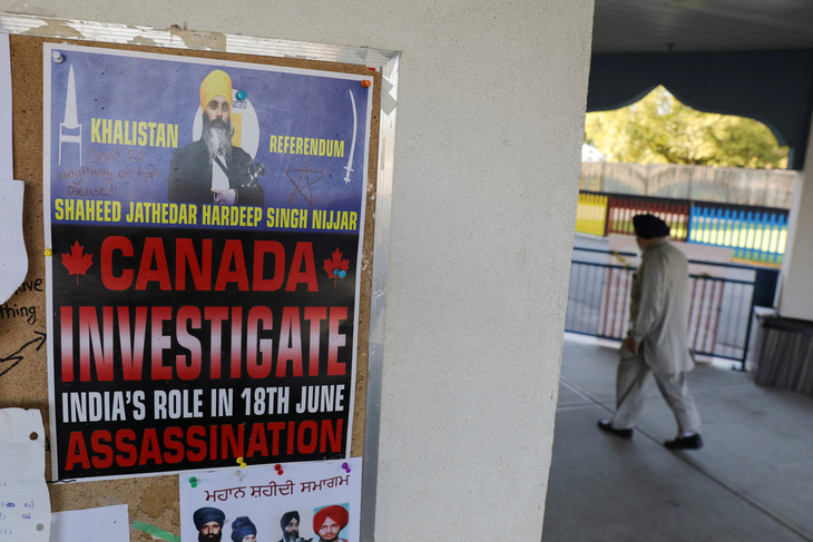 Thông điệp yêu cầu điều tra vụ ám sát ông Hardeep Singh Nijjar được dán tại một ngôi đền ở British Columbia, India - Ảnh: REUTERS