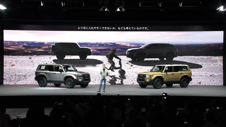 Toyota Land Hopper được cho là mẫu xe bôi đen bên trái trong ảnh - Ảnh cắt từ video, nguồn: Toyota