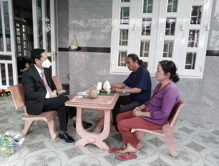 Luật sư Phan Trung Hoài (trái) trong một lần đến gia đình ông Võ Ngọc để làm việc năm 2021 - Ảnh: HOÀNG ĐIỆP