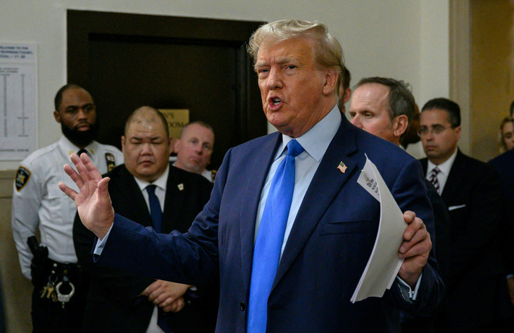 Cựu tổng thống Mỹ Donald Trump phát biểu bên ngoài phòng xử án ở New York ngày 2-10 - Ảnh: AFP