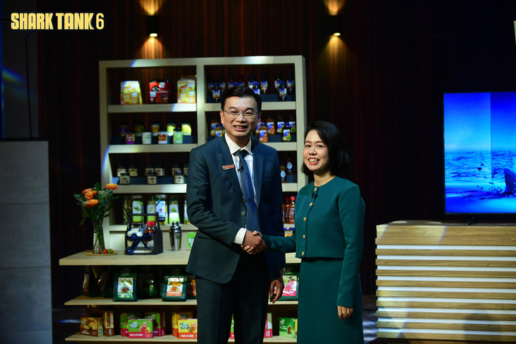 Shark Hùng Anh bắt tay chốt deal với Nguyễn Thị Vân Anh, nhà sáng lập và giám đốc điều hành Công ty Trí Việt Phát