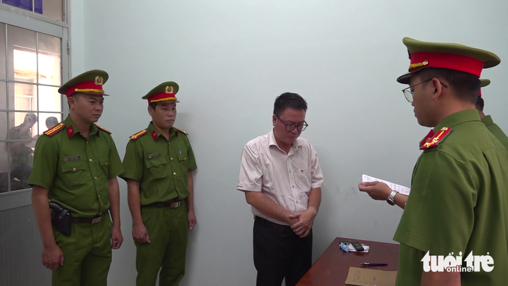 Cơ quan cảnh sát điều tra Công an tỉnh Trà Vinh đang tống đạt các quyết định đối với Lê Hoàng - Ảnh: PHẠM HƠN