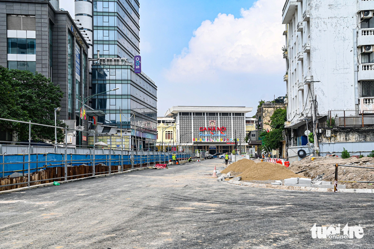 Ban Quản lý đường sắt đô thị Hà Nội (MRB) cho biết các nhà thầu đang thi công hoàn trả lòng đường Trần Hưng Đạo đoạn từ Bệnh viện Tim đến trước ga Hà Nội, sau khi thi công xong cơ bản các hạng mục xây lắp ga ngầm S12 - Ảnh: HỒNG QUANG