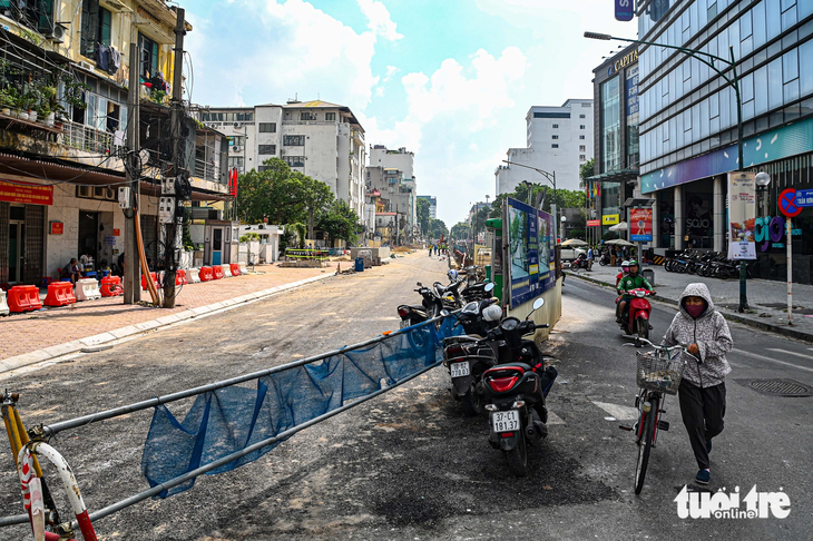 Khu vực giao cắt với đường Lê Duẩn đã thảm xong lớp asphalt cuối và hệ thống bó vỉa hè - Ảnh: HỒNG 