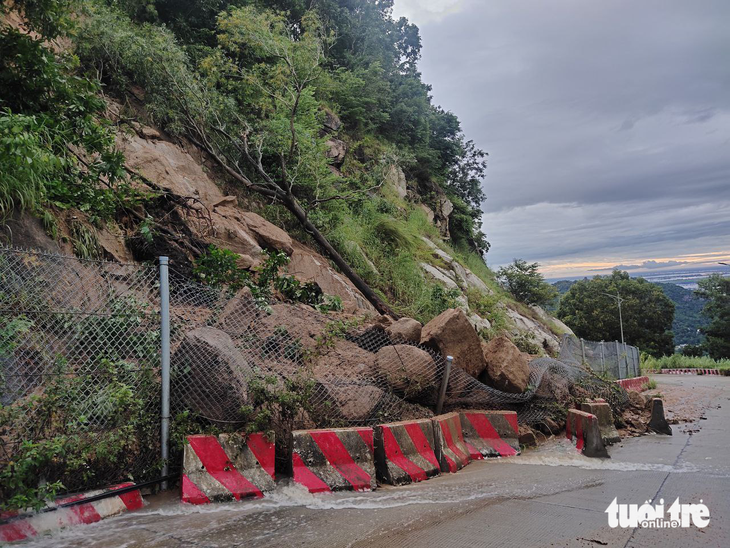UBND thị xã Tịnh Biên, tỉnh An Giang phát thông báo đóng đường lên xuống núi Cấm (xã An Hảo) trong 4 ngày do mưa lớn gây sạt lở đất đá - Ảnh: ANH NHƠN
