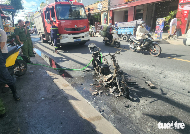 Chiếc xe máy điện bị cháy trơ khung - Ảnh: NGỌC KHẢI