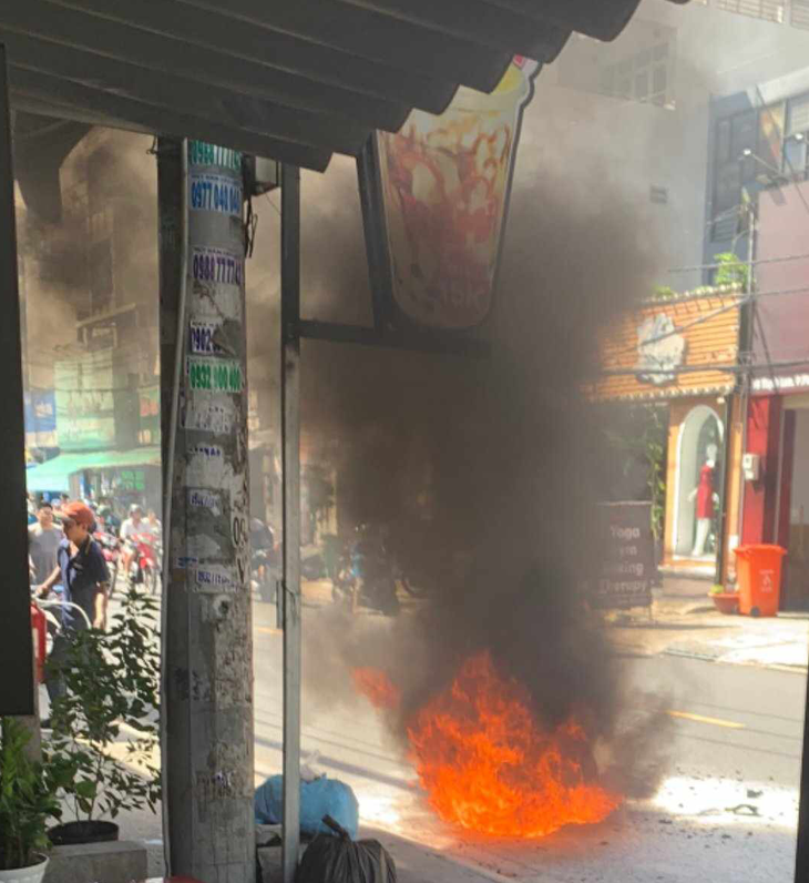 Chiếc xe máy điện bốc cháy trên đường Thạch Lam (quận Tân Phú) chiều 3-10 - Ảnh do người dân cung cấp