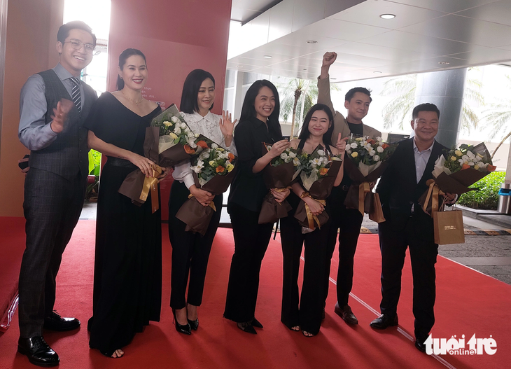 Các nghệ sĩ của phim Dâu bể mùa xưa trong lễ ra mắt Phim Việt đặc sắc - Ảnh: HOÀNG LÊ
